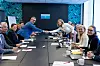 STARTSKUDD: HK-leder Christopher Beckham (t.v.) og Therese Høyer Grimtad, direktør for Arbeidsliv i Finans Norge møttes for å starte forhandlingene.