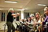 Svein Arne Larsen, daglig leder på Folkets Hus Abildsø, i fri dressur foran Østensjøvannet Blanda Blæs.