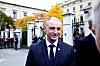 Robert Eriksson er fersk arbeids- og sosialminister. Her på Slottsplassen i formiddag.