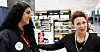 Slavka Landell (t.h.) takker for hjelp og støtte fra Rozina Nazar, leder i HK-klubben i Travel Retail Norway (TRN).
