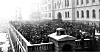 Fra jernstreiken 1923–24. En stor menneskemengde samlet seg utenfor politistasjonen i Møllergata 19, da en del av de streikende jernarbeiderne skulle få sine dommer 8. februar 1924.