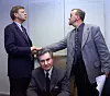 Administrerende direktør i NHO, Finn Bergesen (t.v.) og LO-leder Yngve Hågensen tar hverandre i hånda etter å ha kommet til enighet etter meklingen i 2000. Riksmeklingsmann Reidar Webster sitter foran. Få dager senere sier LO-medlemmene nei, og streiken er et faktum.