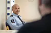 BAKTEPPET: – Vi snakker ikke med lovbryterne konkret om hva de har gjort, men vi spør og graver om årsaken til deres handlinger, sier Abid Bajwa. Her i samtale med en av dem.