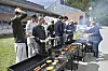 Lærer Anne Cathrine Danielsen﻿ serverer pølser og hamburgere til elever fra Skedsmo videregående skole og lærlinger som takk for innsatsen.
