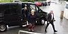 ANKOMMER: Statsminister Erna Solberg ankom pressekonferanse på Ekebregkonferansen i samme bil som blant annet  Nils Kristian Nakstad fra Enova (bakerst).