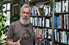 MYE I BOKHYLLA: Erik Tunstads bokyller har flere avdelinger, blant annet en for kvantefysikk. Mye interesserer ham.