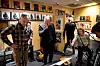 EI NY TID ER I EMNING: – Det er så mye mere ledninger nå enn på 70-tallet, sier Pål Moddi Knutsen (t.h). Lars Klevstrand (t.v) og Jon Arne Corell er ikke helt med. Mens Steinar Ofsdal (i bakgrunn) er på vei ut.