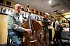 BASSISTEN: Carl Morten Iversen i front. Det var også han som fikk ideen til å invitere Pål Moddi Knutsen, som vi ser i bakgrunnen, med i bandet. I midten stemmer Lars Klevstrand instrumentet.