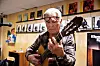 KONSENTRERT: Lars Klevstrand som blant annet har laget melodien til diktet 'Rivalen'.