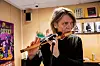 FLØYTISTEN: Steinar Ofsdal hadde med seg en hel koffert med diverse fløyter og spilte på flere av dem under den lille minikonserten på Big Dipper.