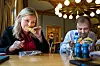 Alltid tre knekkebrød med hvitost i veska. Statssekretær Edvin Søvik får spise sin rå fisk i fred.