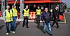 ANSVAR: Arbeidsgivarane må ta ansvaret for at det vart streik, meiner Fellesforbundet-leiar Jørn Eggum og LO-leiar Hans-Christian Gabrielsen. Måndag møtte dei streikande bussjåførar i Unibuss avdeling Alnabru i Oslo.