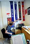 LITT KAOS. Fylkessekretær Ivar Byholt i FO er alene om å henge opp Liverpool-skjerf på kontoret, men bedyrer at han likevel trives veldig godt under samme tak for andre fagforeningskollegaer.