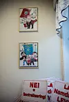 PÅ KONTORET: Hanne Lise Fahsing har et utall plakater og demo-ting på kontoret, som seg hør og bør.