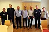 Forhandlerne: Her er forhandlingsdelegasjonen fra begge parter. Fra venstre ser vi Rune Stegen, Glenn Inge Ekholdt og Kennet Bransegg, alle tre fra Arbeidsmandsforbundet. Deretter står  Geir Arne Lodgaard, Stein Gunnes og Trond Hulleberg fra MEF. Helt til høyre er Steinar Rindhølen, forbundsekretær i Arbeidsmandsforbundet.
