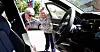 Arvid Moss direktør for Energi viser statsminister Erna Solberg batteri en bil som kan resirkuleres.