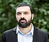 Ali Esbati mener brutte valgløfter er hovedproblemet til at den svenske regjeringen sliter.