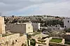 Den palestinske landsbyen Beit Iksa foran. Bak ligger den israelske byen Ramot med over 50.000 israelske bosettere. Ramot er bygd hovedsakelig på land Israel har tatt fra Beit Iksa.