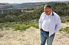 Murad Zayed al-Kiswani er ordfører i den palestinske landsbyen Beit Iksa. Hurtigtoget kjører over brua i bakgrunnen.