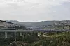 Hurtigtoget skulle egentlig gått nærmere den israelske byen Mevasseret Zion (til høyre i bildet), men innbyggere der protesterte og traseen ble flyttet og mer palestinsk land gikk tapt.