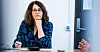 Foran sosionom og Nav-ansatt, Linda Bendiksen, ligger høyttaleren hun bruker til å kommunisere med telefontolken.