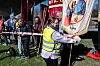 Organisasjonsarbeider Kristine J. Wendt ruller ut foreningas egen markeringstape.