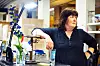 SANDBLÅSER: Rita Wadman setter ulike merker på pokaler og vaser. Hun trives med jobben, men ønsker seg bedre betalt.