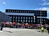 Deltagerne på fanemarkeringen med faner og plakater utenfor det nye Livsvitenskapsbygget.