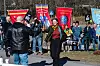 Rødt-leder Martine Sneve Martinussen får mikrofonen fra leder i Elkektromontørenes Forening, Morten Svendsen.