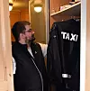 KLAR TIL Å KJØRE IGJEN: Taxiuniformen er hengt bort i skapet, men om skoler og barnehager gjenåpnes, er livsgrunnlaget for å kunne kjøre taxi på Tjøme til stede igjen.