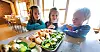 SKOLEMAT: Mange barn får frukt i norske skoler. Nå raser debatten om finansiering av en mer helhetlig lunsj i skolen.