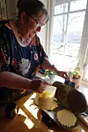 Helen Johansen ville lage et hjemmekoselig sted for samvær. Hun har vaffelrøre stående i kjøleskapet.
