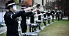 MASKERT PROTEST: Med lysende trommestikker og dans underholdt performancegruppa Complete Drums.