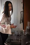 LANGT NEDE: I lange perioder har Emilie måttet finne glede i å mestre helt enkle oppgaver, som å klare å ta ut av oppvaskmaskinen.