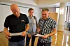 BEKYMRET: Gjert Moldestad (midten) opplever at stadig flere bemanningsforetak nå tvinger ansatte over på nye kontrakter der de fortsatt er fast ansatt, men ikke får lønn mellom oppdragene.