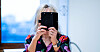 Eva B. Skjønhaug fra Handel og Kontor holder kanskje mobilen unormalt høyt, men det er altså sånn hun kan oppleve at dem hun snakker til under en presentasjon sitter. Da synes hun det er ekstra vanskelig de gangene hun selv sitter sånn.