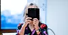 Eva B. Skjønhaug fra Handel og Kontor holder kanskje mobilen unormalt høyt, men det er altså sånn hun kan oppleve at dem hun snakker til under en presentasjon sitter. Da synes hun det er ekstra vanskelig de gangene hun selv sitter sånn.