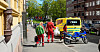 Nødetatene rykket ut til en arbeidsulykke i Oslo torsdag, hvor en arbeider jobbet med å legge gulv på en terrasse i fjerde etasje.