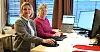 Pia Guzman (til venstre) overtar fra 1. januar 2026 jobben etter Vivian Broberg. Her er de sammen under opplæring i kontorsekretær-stillingen.