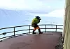 PÅ JOBB: Fotojournalist Sissel Rasmussen under fotografering på Svalbard.