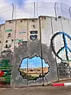 - Det er som om de maler seg ut, med håp om et liv på utsiden, sier Elin Lindberg Kjeldsen.
