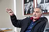 UTFORDRINGER: Økonomiske kriser, pandemi og en uformell sektor som vokser er blant utfordringene Ruben Grimaldi møter som generalsekretær for UTERA, forbundet for de statsansatte i Argentina. Bak ryggen henger fotografier av Eva Péron og generalen Juan Peron.
