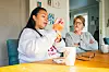 Tidligere renholder Somporn Vidala sliter med vonde håndledd. Her er hun hjemme hos Trine Wiig på Råholt i Akershus. Wiig er forbundssekretær i Arbeidsmandsforbundet.