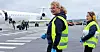 Klar-ferdig-gå: Sylwia Karpinska og Oraphin Bachmann står klare når flyet lander på Sola.