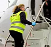 Til aksjon: Sylwia Karpinska entrer landgangen når flykaptein Seán Ó Griofa sier det er klart.