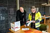 STEMMER NEI: Fellesforbundets Erling Weydahl (til høyre) har med seg urne og stemmesedler til Trøndelag Bildeler. Klubbleder Roger Skotvoll er ikke fornøyd med resultatet på 50 øre timen i generelt tillegg, og vil derfor stemme nei i uravstemningen.