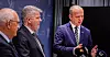 Finansminister Trygve Slagsvold Vedum (t.h.) på pressetreff med fiskeriminister Bjørnar Skjæran og Paul Birger Torgnes, styreleder i Sjømat Norge. Dette var like etter dialogmøtet med havbruksnæringen i november.