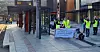 STREIKESTART I BERGEN: Ved Bybanens holdeplass ved Lagunen senter i Bergen samlet en hel gjeng bussjåfører seg for å markere streikestarten. Streikende bussjåfører har også vist seg fram på mange andre steder i Bergen.