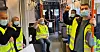 MUNNBINDAKSJON: Roger Moum, leder i Vestnorsk Transportarbeiderforening, (til høyre) har sammen med streikende bussjfører delt ut gratis munnbind til reisende med Bybanen i Bergen for å markere at busstreiken er utvidet til Vestland fylke.