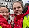 Iselin Jackwitz (t.h.) i Fagforbundet Barn og oppvekst Oslo opplevde at medlemmer kom til henne også med andre spørsmål under streiken. Hun mener streiken første til at de ble bedre kjent med fagforeninga, og at det hjelper når hun nå jobber med å organisere flere og få flere til å ta på seg tillitsvalgtverv. Her er hun avbildet sammen med opplæringsansvarlig i fagforeninga Marta Tryjanska på en streikemarkering.